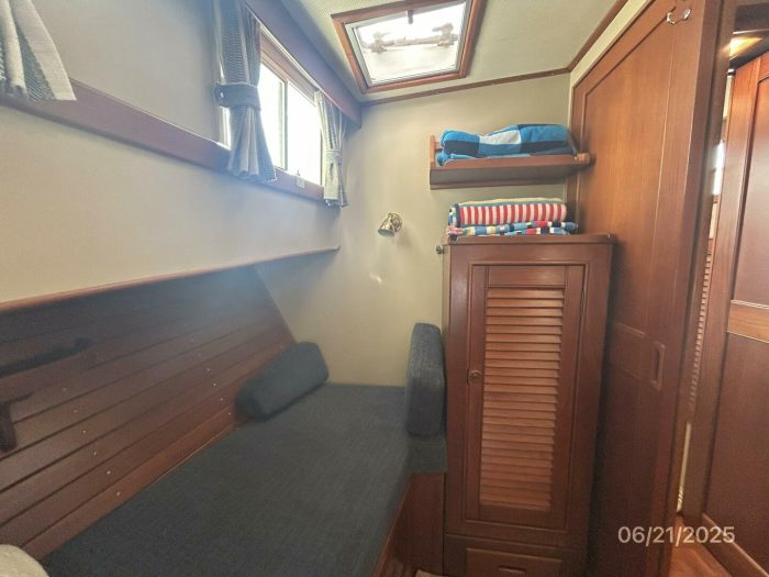 bed, Grand Banks 36 Europa, trawler for sale