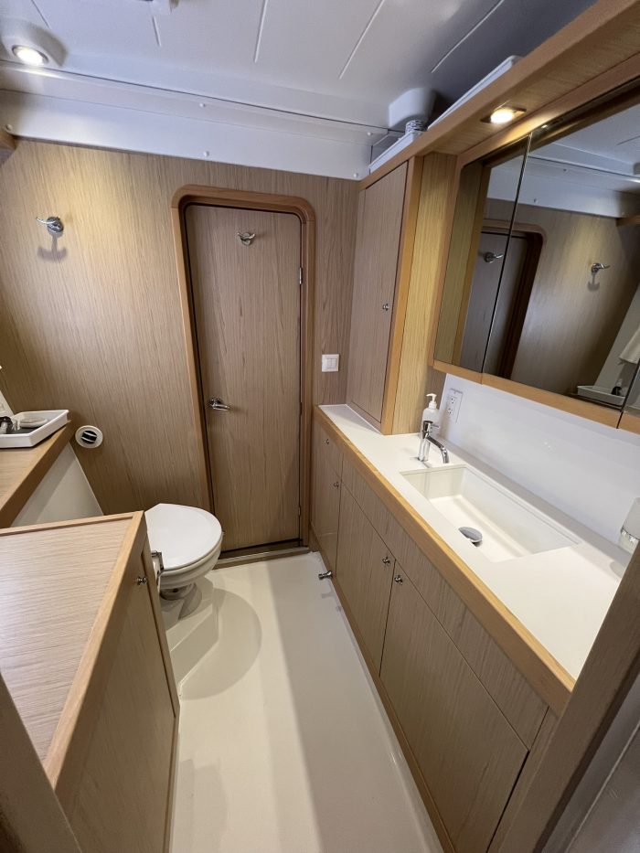 bath, Lagoon 400, catamaran for sale