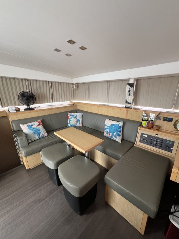 salon, Lagoon 400, catamaran for sale