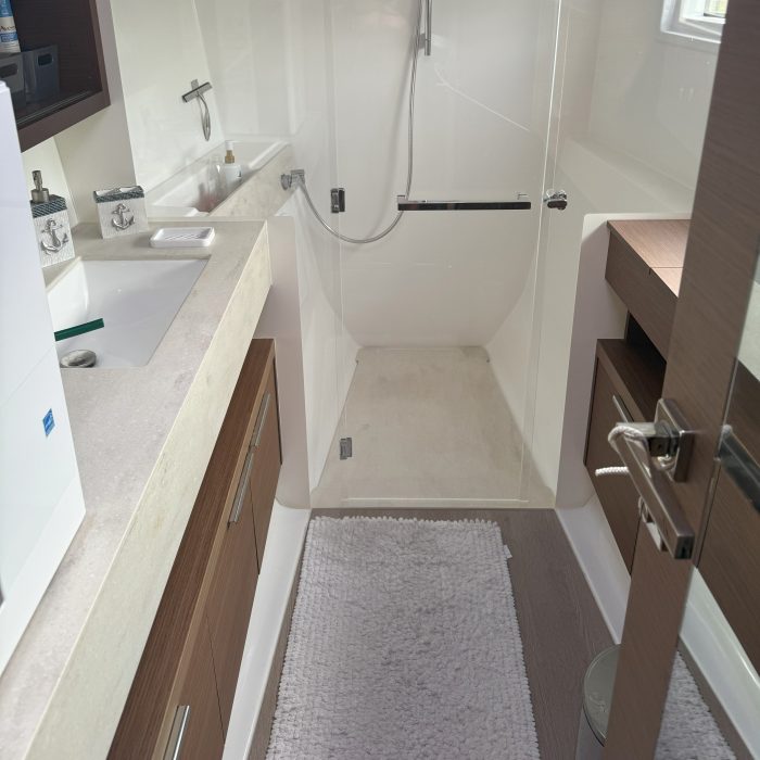 bath, Lagoon 46, catamaran for sale