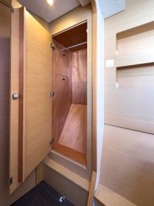 bath, Lagoon 42, catamaran for sale