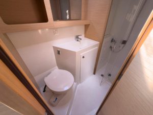 bath, Lagoon 42, catamaran for sale