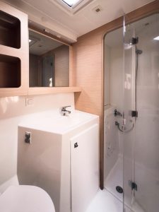 bath, Lagoon 42, catamaran for sale
