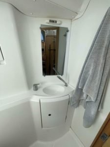 bath, Lagoon 380, catamaran for sale