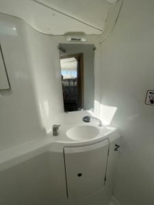 bath, Lagoon 380, catamaran for sale