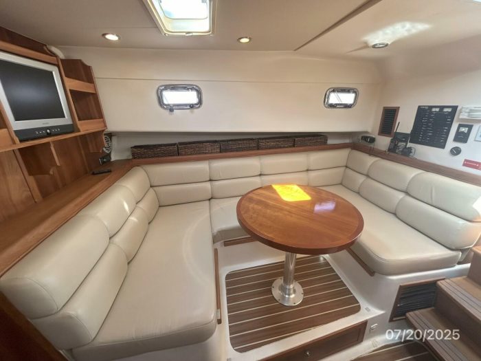 salon, Mainship 34, trawler for sale