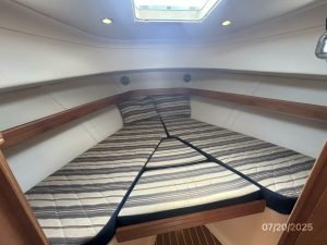 bed, Mainship 34, trawler for sale