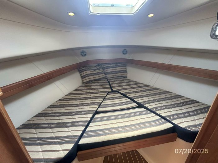 bed, Mainship 34, trawler for sale