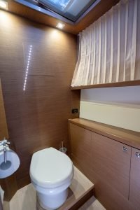 bath, Lagoon 52F, catamaran for sale