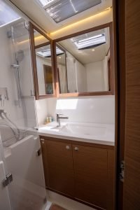 bath, Lagoon 52F, catamaran for sale