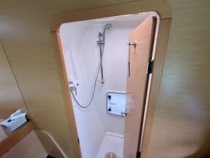 bath, Lagoon 421, catamaran for sale