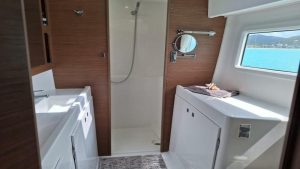 bath, Lagoon 42, catamaran for sale