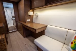 bath, Lagoon 450, catamaran for sale
