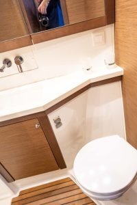 bath, Lagoon 450, catamaran for sale
