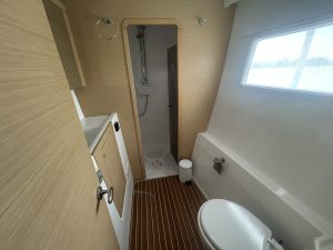 bath, Lagoon 400, catamaran for sale