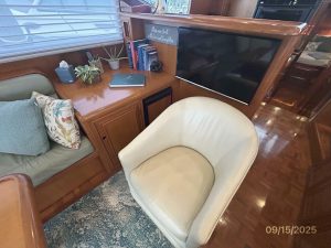 salon, Ocean Alexander 450 Classico, trawler for sale