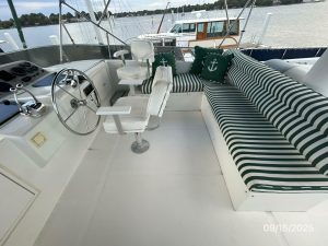 helm, Ocean Alexander 450 Classico, trawler for sale