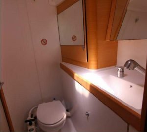 bath, Beneteau 40 First, sailboat for sale