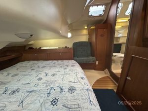 bed, Hunter 376, sailboat for sale
