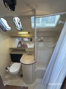 bath, Hunter 376, sailboat for sale