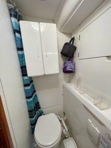 bath, Lagoon 380, catamaran for sale