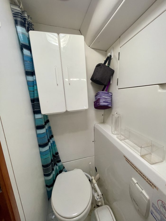 bath, Lagoon 380, catamaran for sale