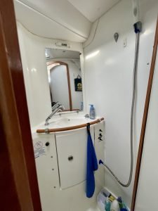 bath, Lagoon 380, catamaran for sale