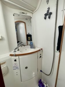 bath, Lagoon 380, catamaran for sale