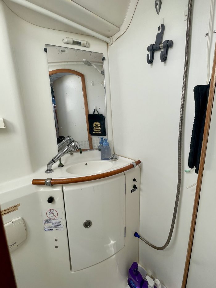 bath, Lagoon 380, catamaran for sale