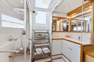 bath, Lagoon 560, catamaran for sale