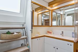 bath, Lagoon 560, catamaran for sale