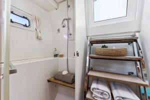 bath, Lagoon 560, catamaran for sale