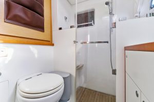 bath, Lagoon 560, catamaran for sale