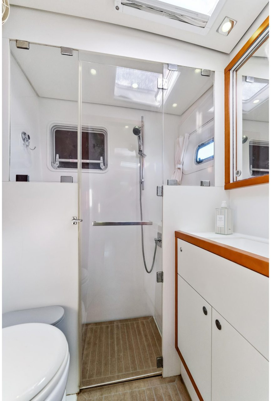 bath, Lagoon 560, catamaran for sale