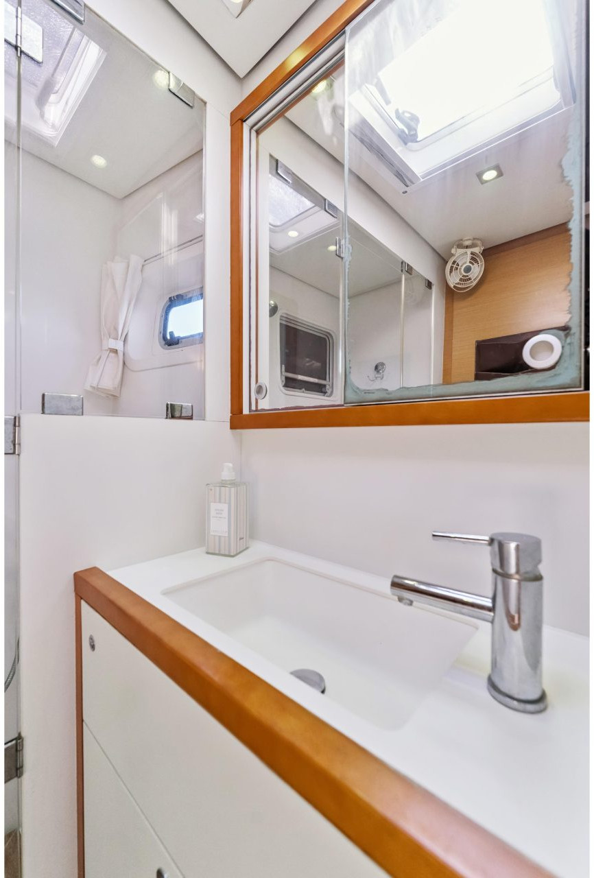 bath, Lagoon 560, catamaran for sale
