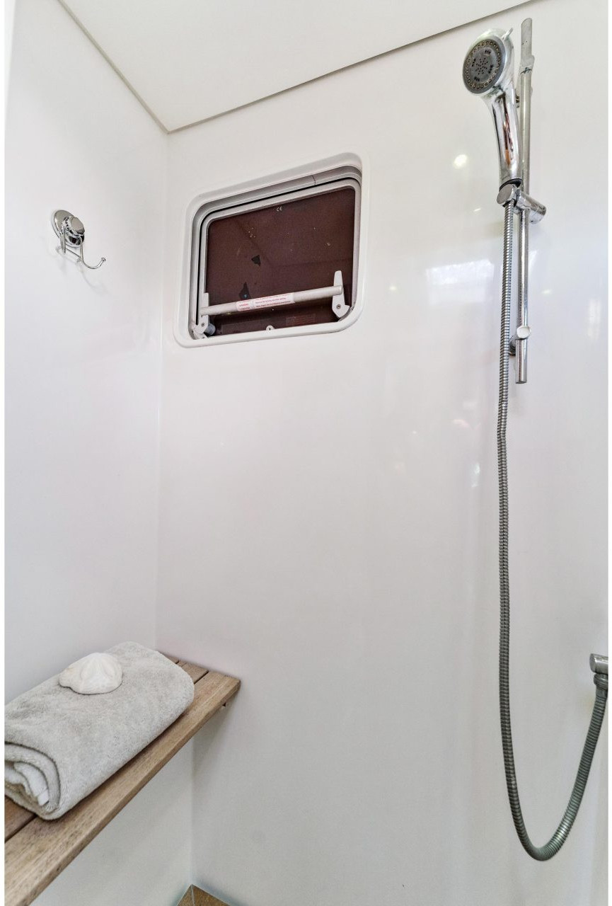 bath, Lagoon 560, catamaran for sale