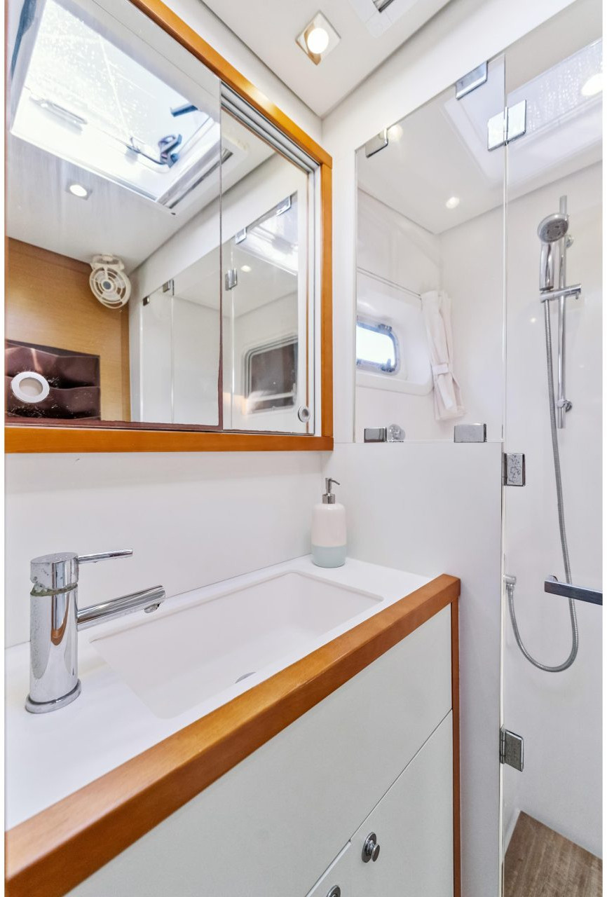 bath, Lagoon 560, catamaran for sale