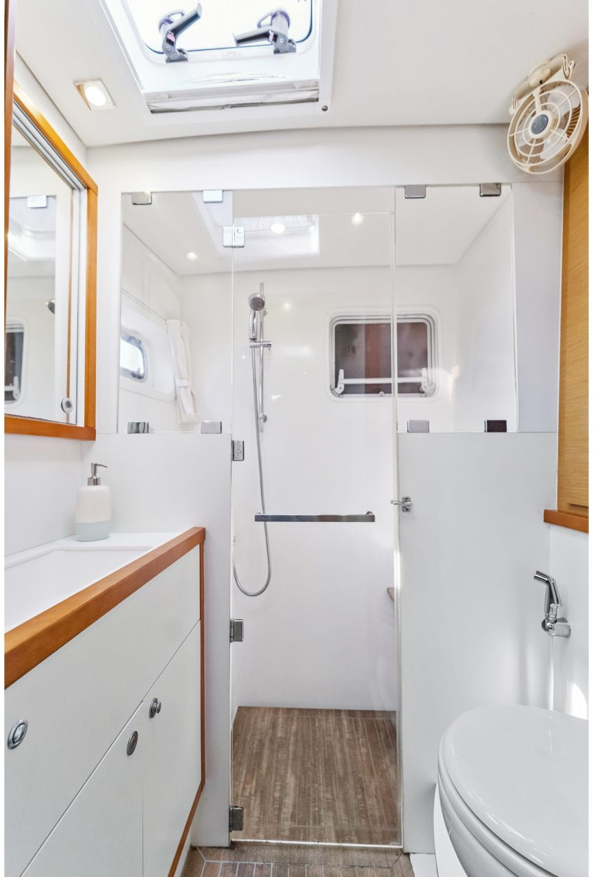 bath, Lagoon 560, catamaran for sale