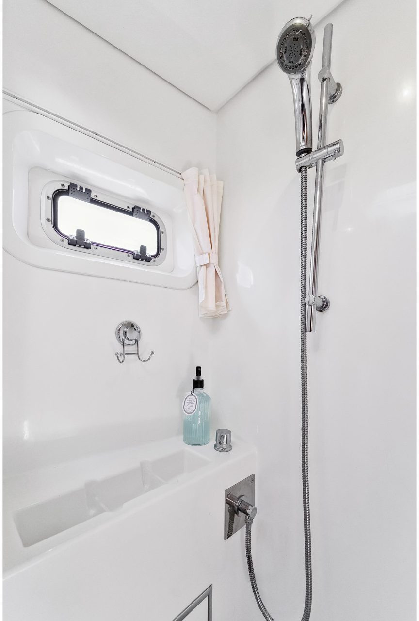 bath, Lagoon 560, catamaran for sale