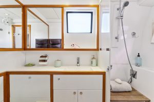 bath, Lagoon 560, catamaran for sale