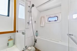 bath, Lagoon 560, catamaran for sale