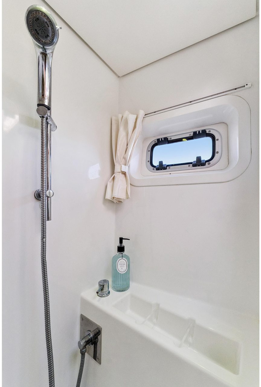 bath, Lagoon 560, catamaran for sale