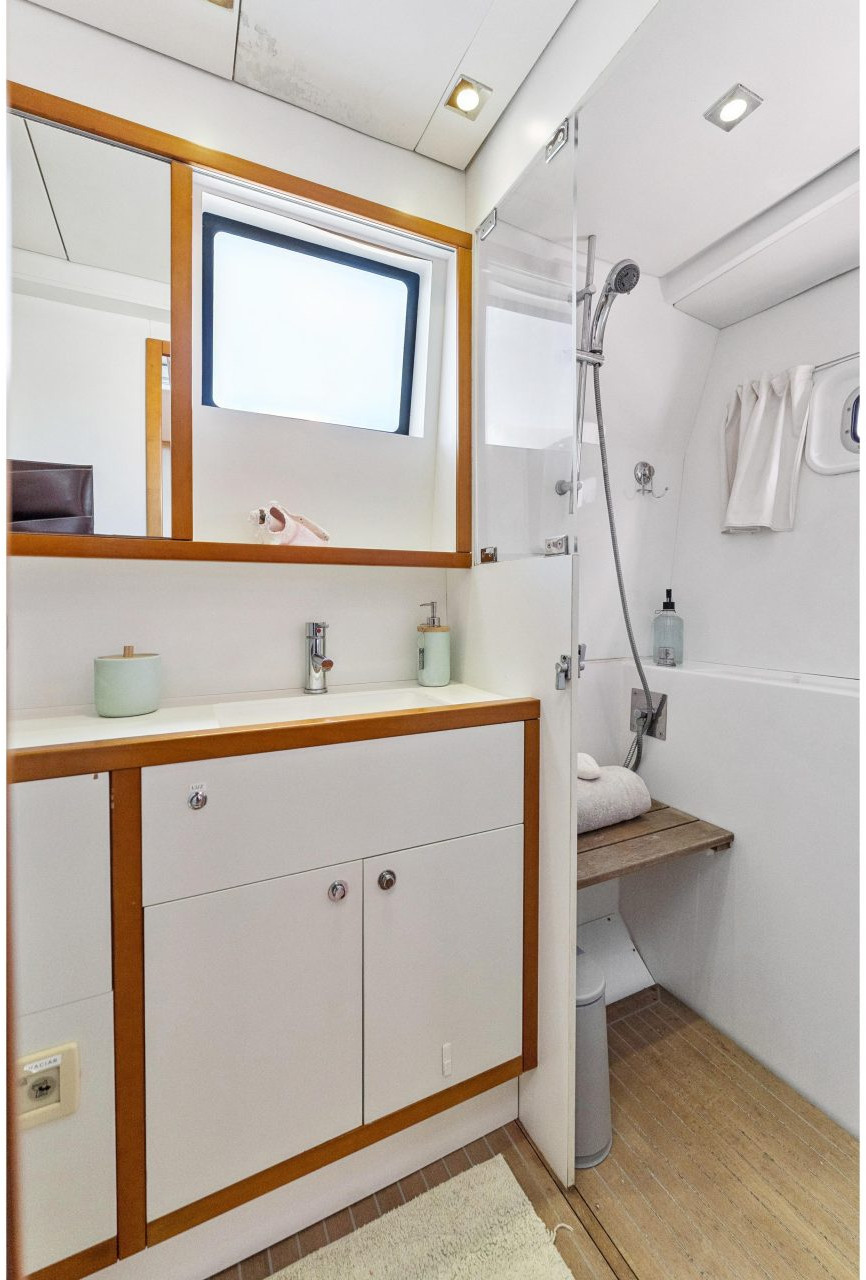 bath, Lagoon 560, catamaran for sale