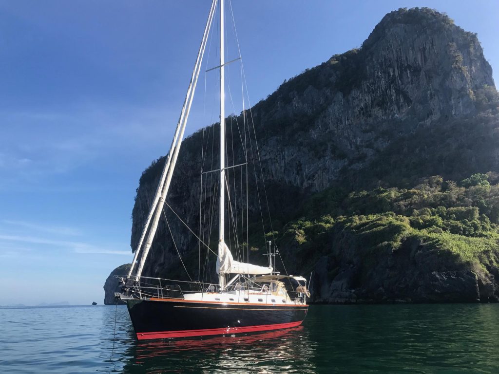 Tartan 4300 S/V Rio under sail with carbon rig and white hull