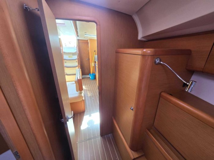 interior, Jeanneau 44, sailboat for sale