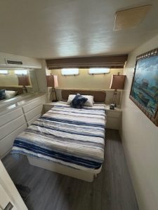 bed, Hatteras 70, trawler for sale