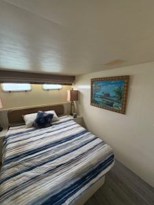 bed, Hatteras 70, trawler for sale