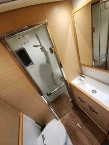 bath, Lagoon 630 MY, power catamaran for sale