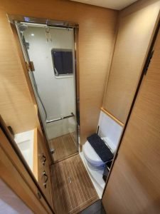 bath, Lagoon 630 MY, power catamaran for sale