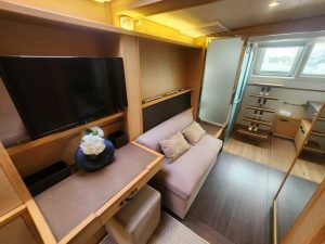 salon, Lagoon 630 MY, power catamaran for sale